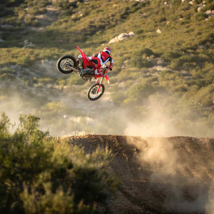 Honda CRF250R em salto fora de estrada