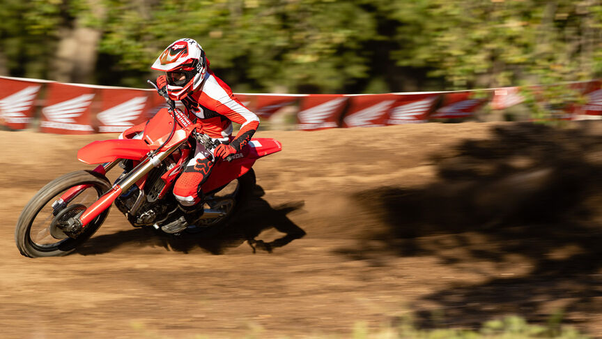 Dois condutores saltam com a Honda CRF450R.