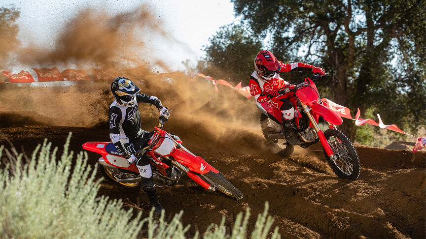 Dois condutores saltam com a Honda CRF450R.