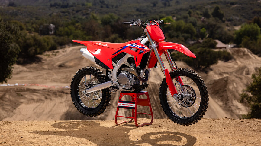 Dois condutores saltam com a Honda CRF450R.