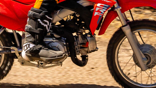 CRF110F com motor a quatro tempos de 109 cm3