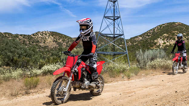 CRF110F com progressiva transmissão de 4 velocidades