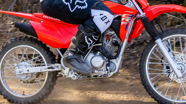 Honda CRF125F com quadro de aço de longarina dupla