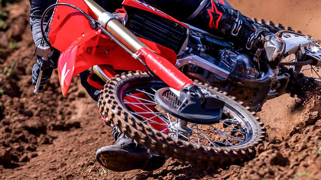 CRF250R com forquilhas USD Showa de 49 mm reformuladas