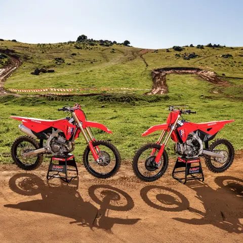Imagem frontal dinâmica da Honda CRF250R em pista com piloto de motocross