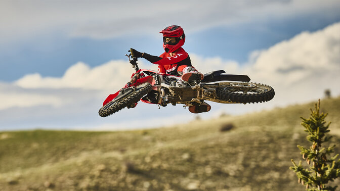Honda CRF450R em pista com piloto de motocross