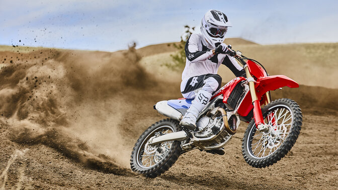 Honda CRF450R em pista com piloto de motocross