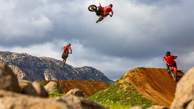 Honda CRF450R em pista com piloto de motocross