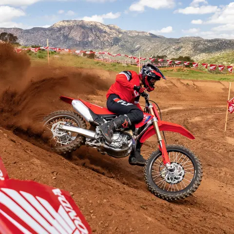 Honda CRF450R em pista com piloto de motocross