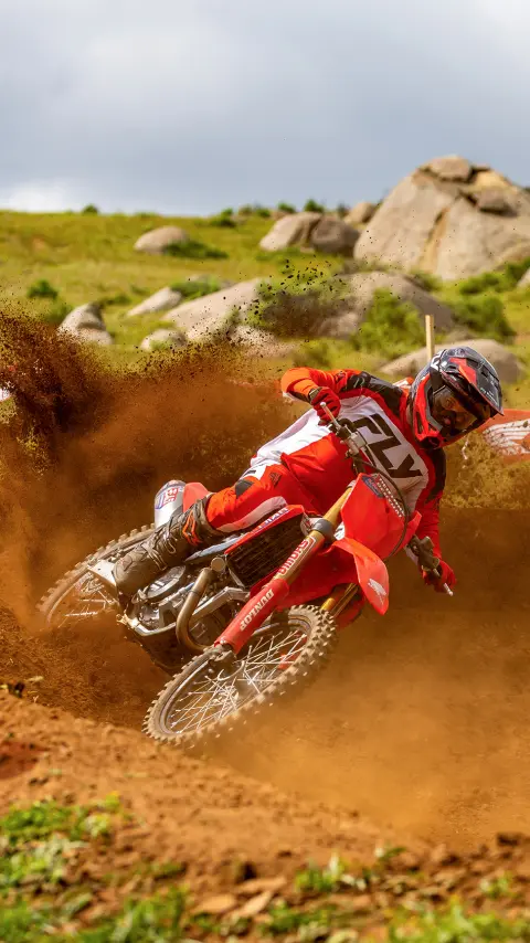  CRF450R em pista com piloto de MX