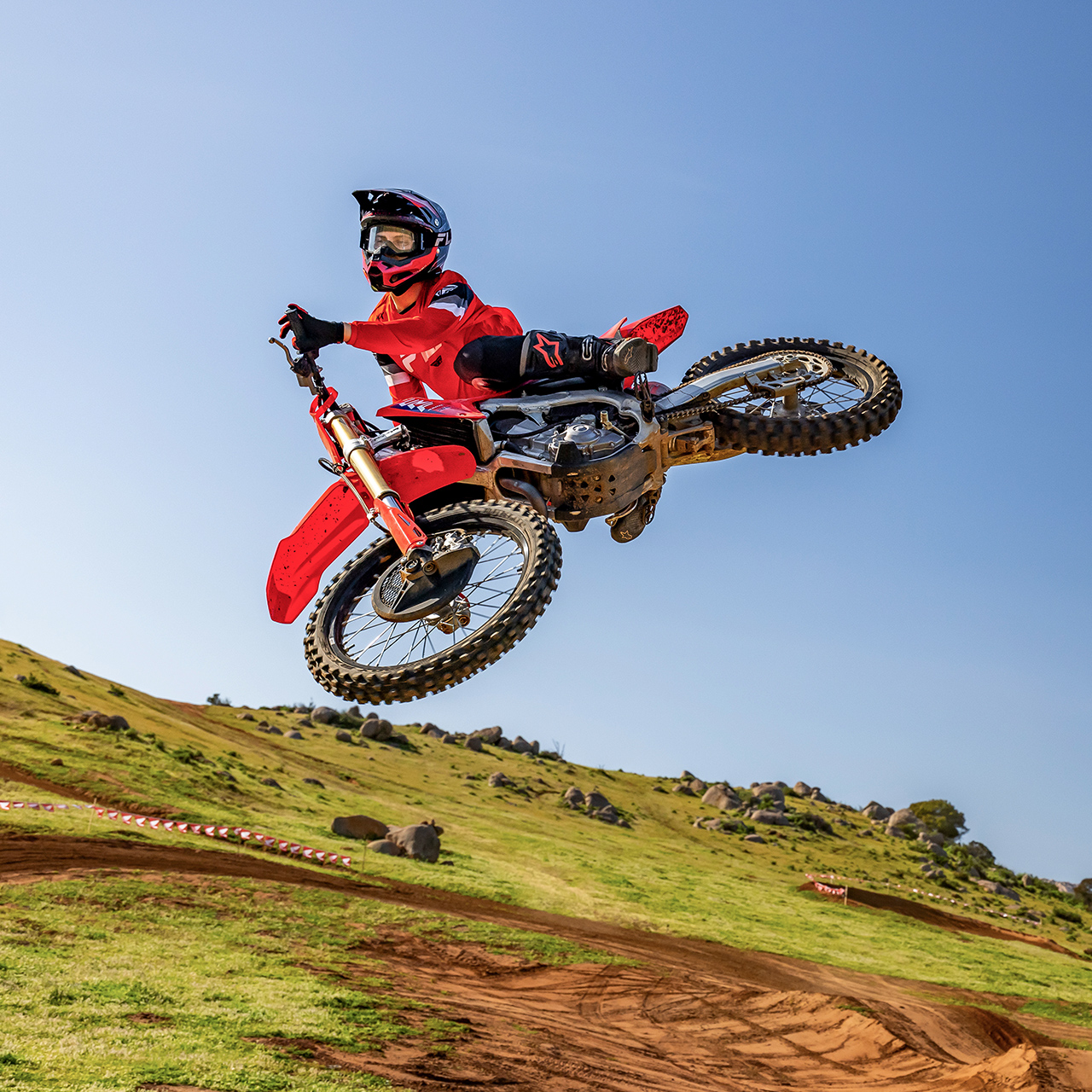 CRF450R em pista com piloto de motocross
