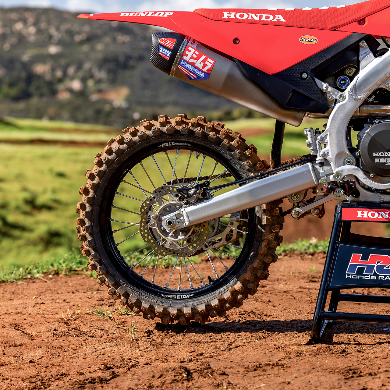 CRF450R em pista com piloto de motocross