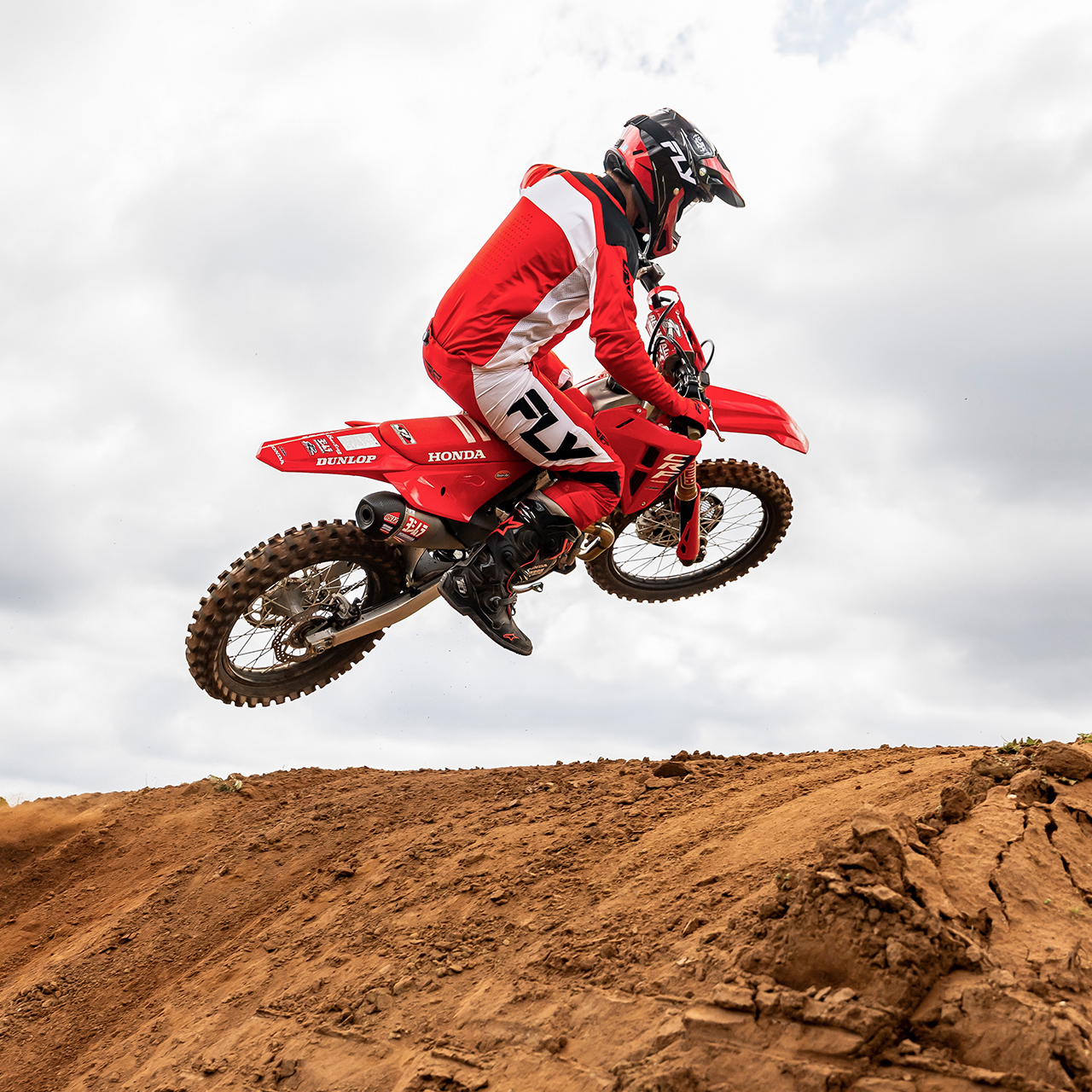 CRF450R em pista com piloto de motocross