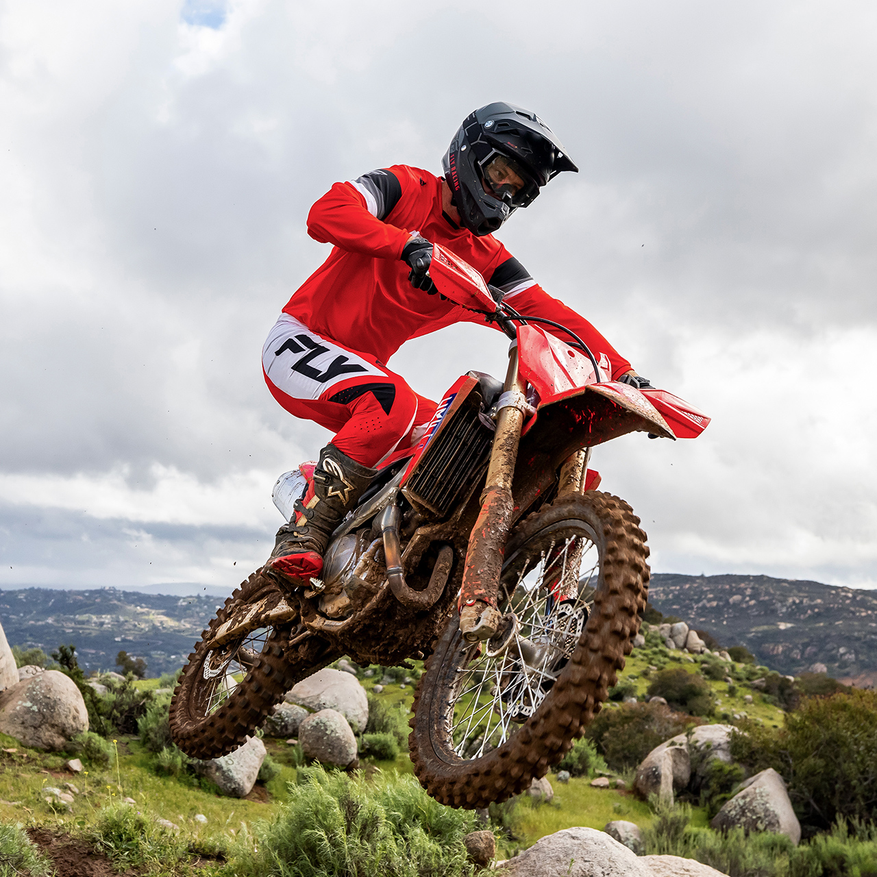 CRF450R em pista com piloto de motocross
