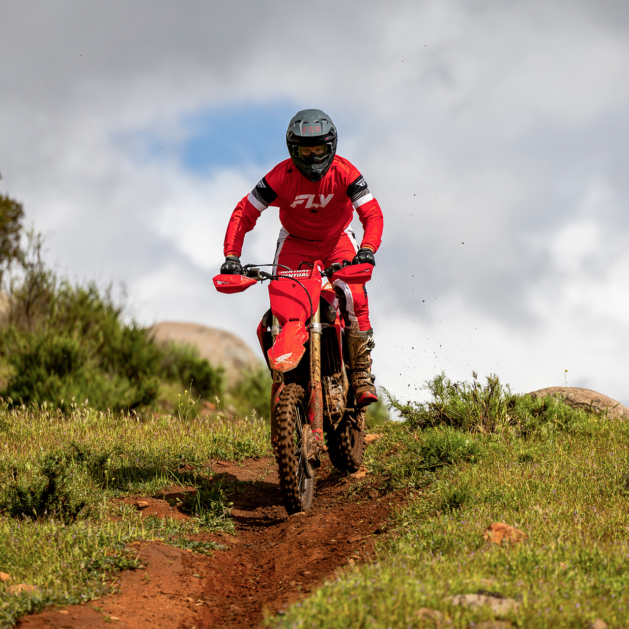 CRF450R em pista com piloto de motocross