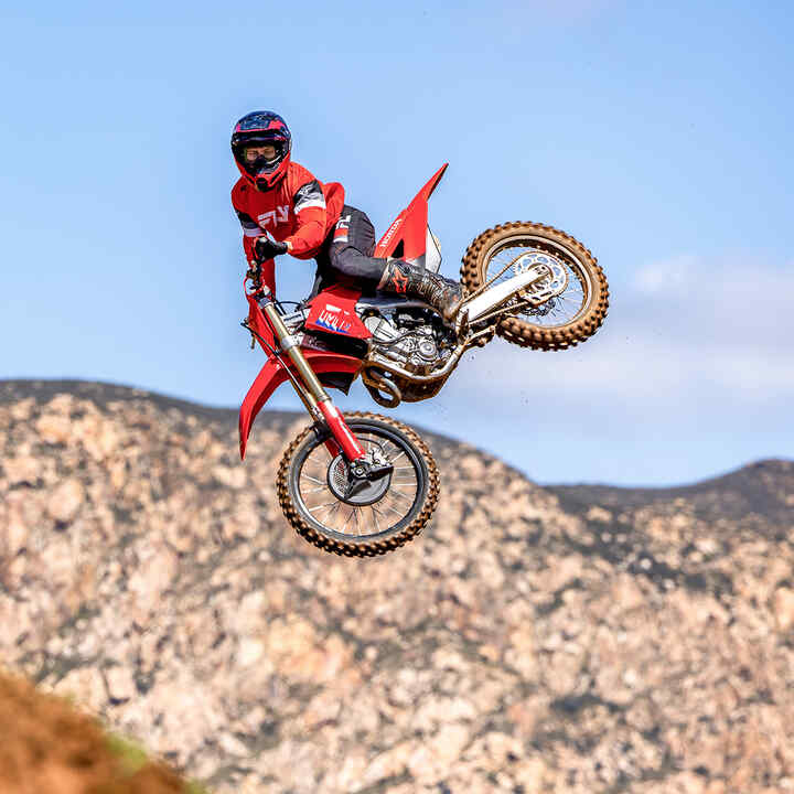 CRF450R em pista fotografada com um piloto de motocross