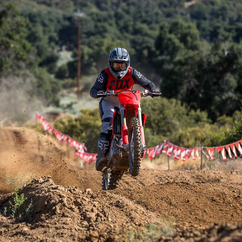 CRF450R a ser conduzida.