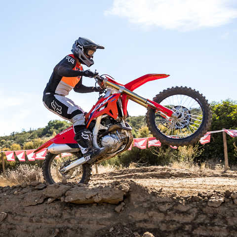 CRF450R a ser conduzida.