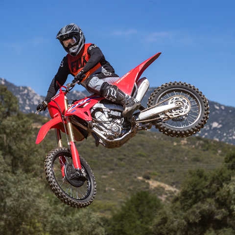 CRF450R a ser conduzida.