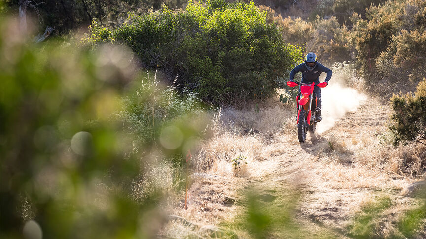 Honda CRF450RX num trilho fora de estrada.