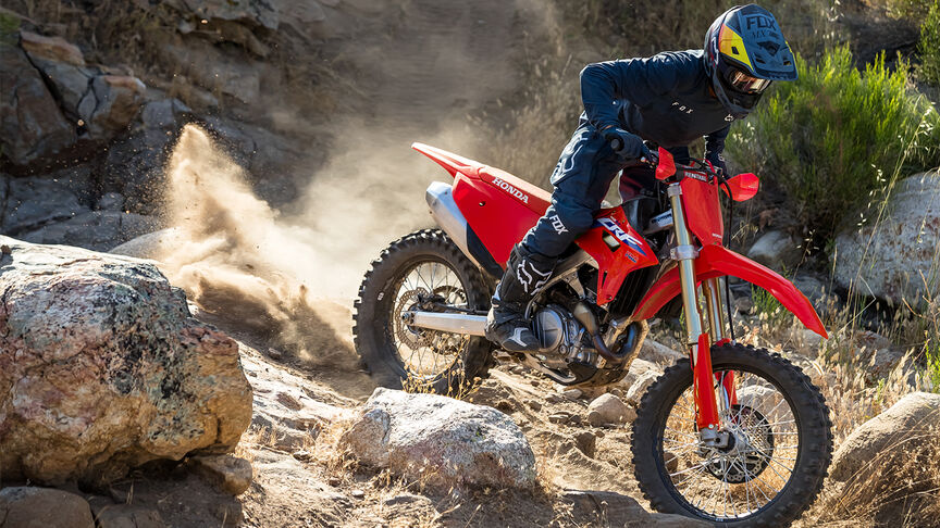 Honda CRF450RX num trilho fora de estrada.