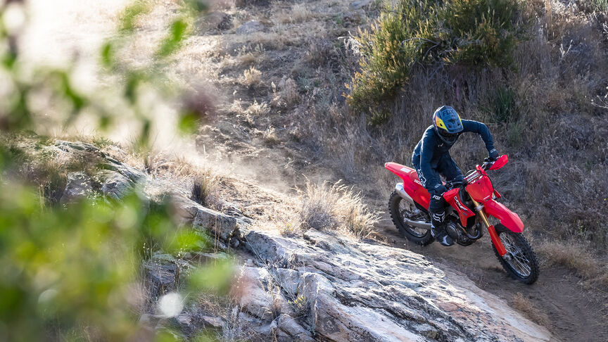 Honda CRF450RX num trilho fora de estrada.