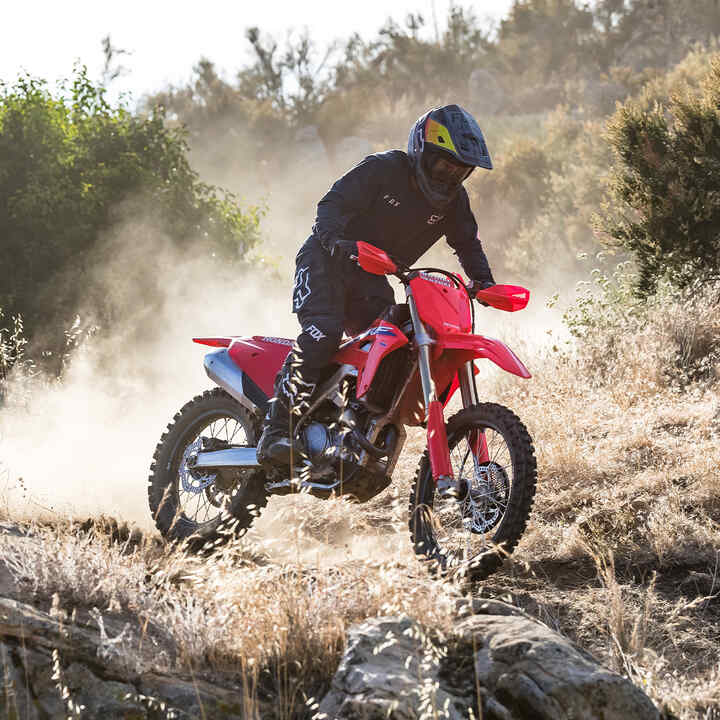 Honda CRF450RX conduzida numa pista de todo o terreno.