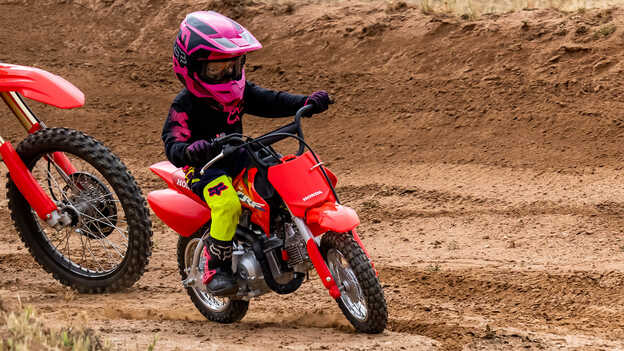 Honda CRF50F com motor a quatro tempos de 49 cm3