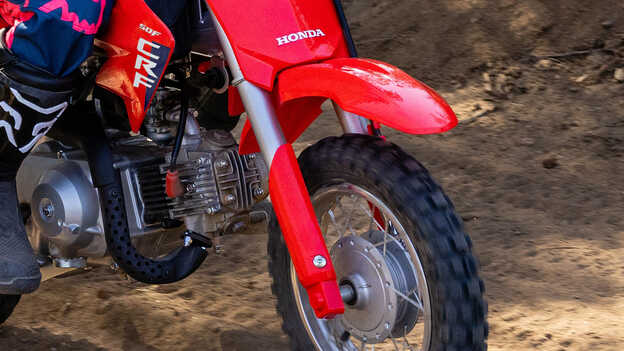 Honda CRF50F com forquilha telescópica invertida