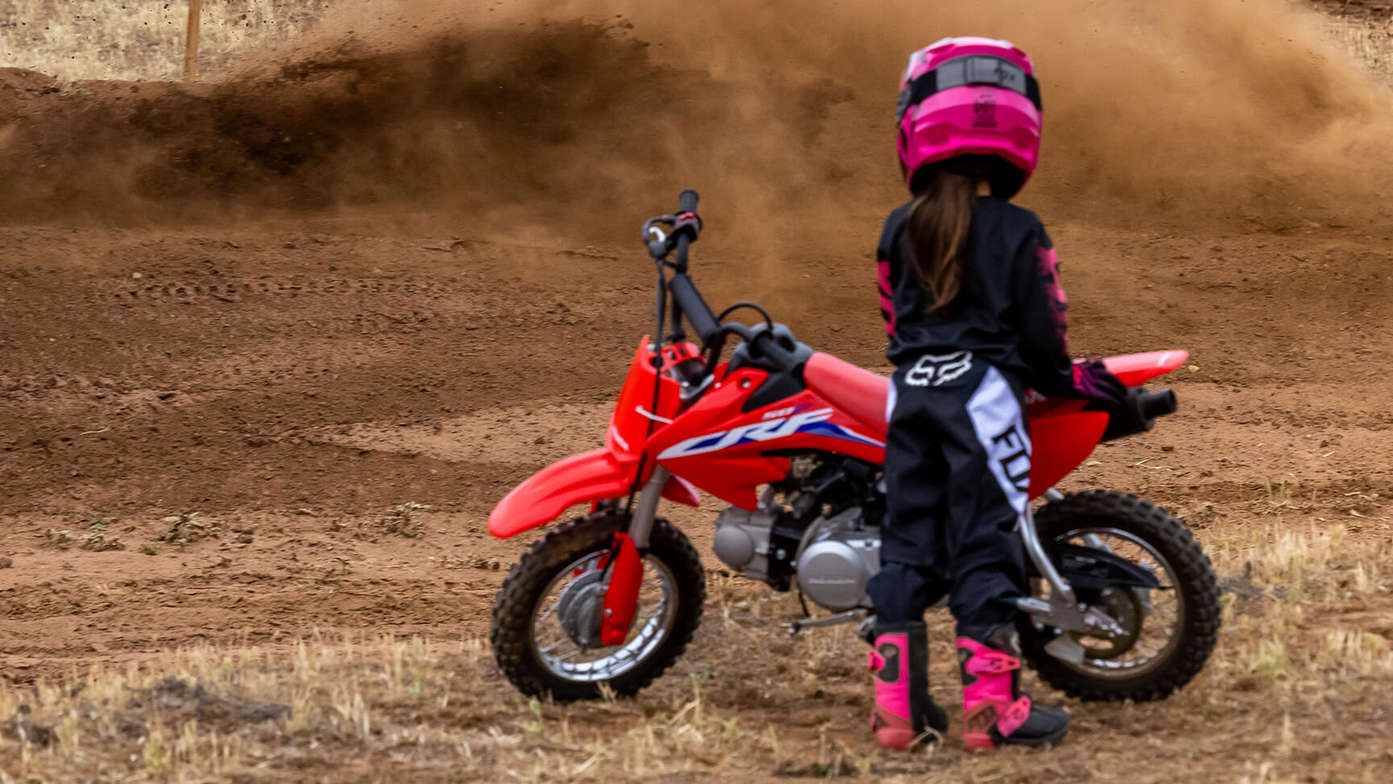 CRF50F Sentar na moto