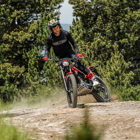 Toni Bou conduzindo uma Montesa Cota 4RIDE