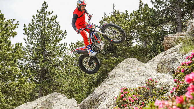 Toni Bou a executar um stoppie