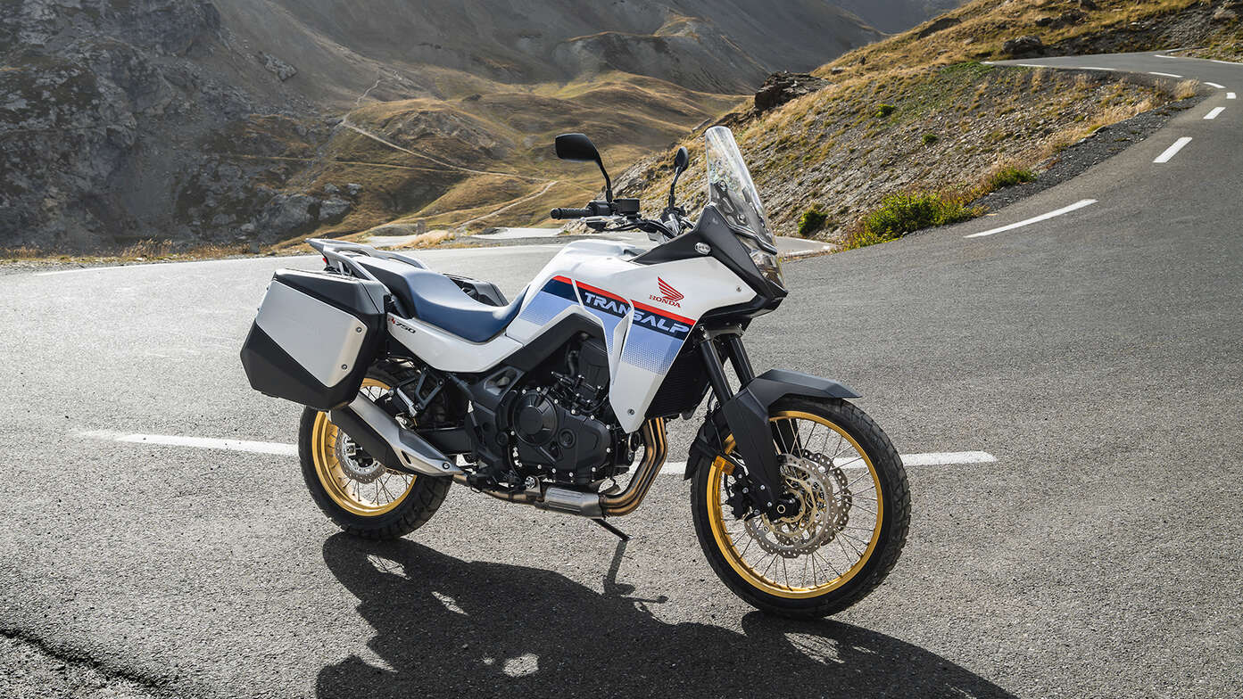 Honda XL750 Transalp numa passagem de montanha