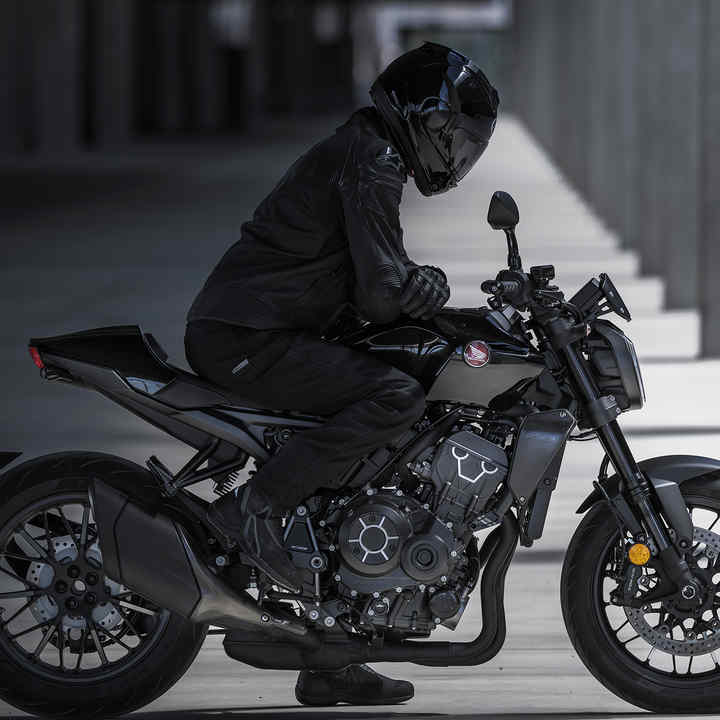 Honda CB1000R Black Edition, estática, lado direito, com condutor