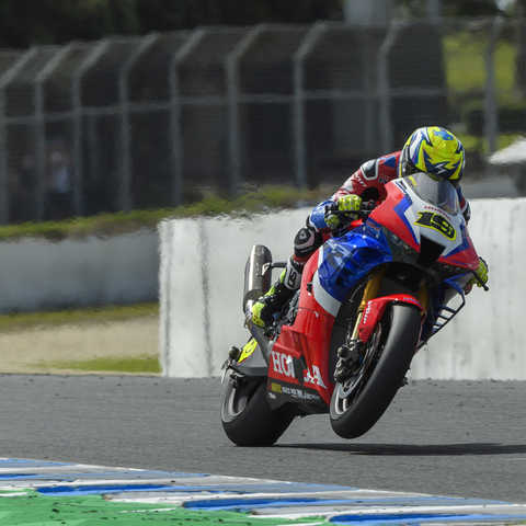 Vista dianteira a três quartos da Honda WSBK Fireblade durante a corrida.