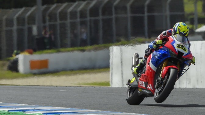 Vista dianteira a três quartos da Honda WSBK Fireblade durante a corrida.