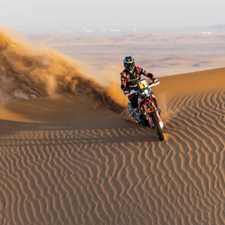Piloto da Honda Dakar nas dunas do deserto. 