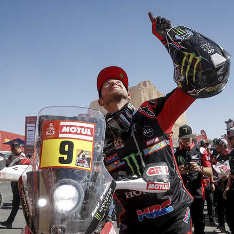 Piloto Honda Rally a celebrar a vitória.