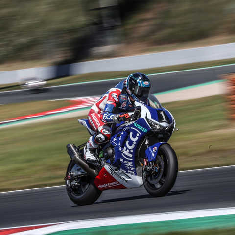 Vista dianteira a três quartos da Honda Fireblade numa corrida EWC.