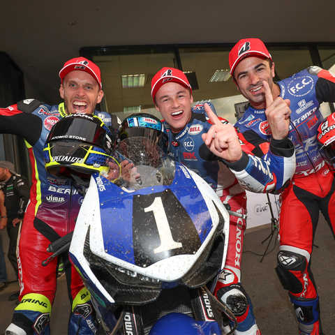 Pilotos Honda EWC a celebrar a vitória.