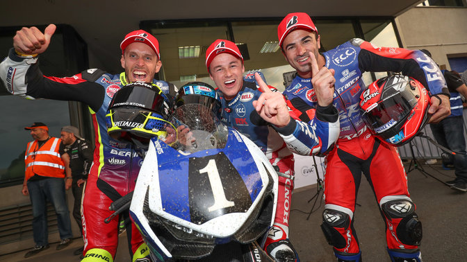 Pilotos Honda EWC a celebrar.