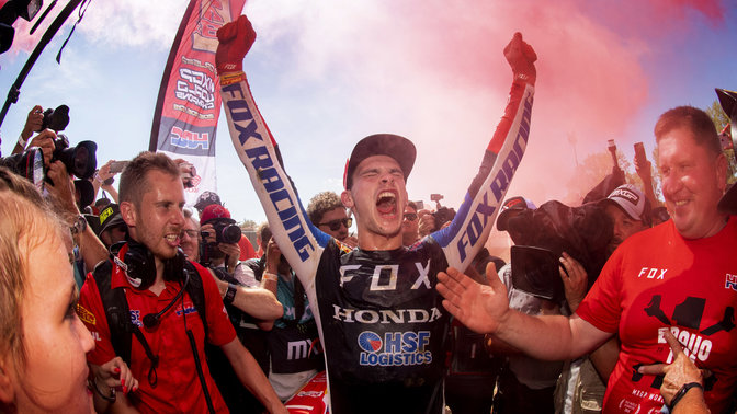 Piloto Honda MXGP a celebrar a vitória.