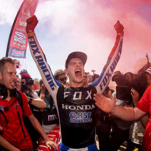 Piloto Honda MXGP a celebrar a vitória.