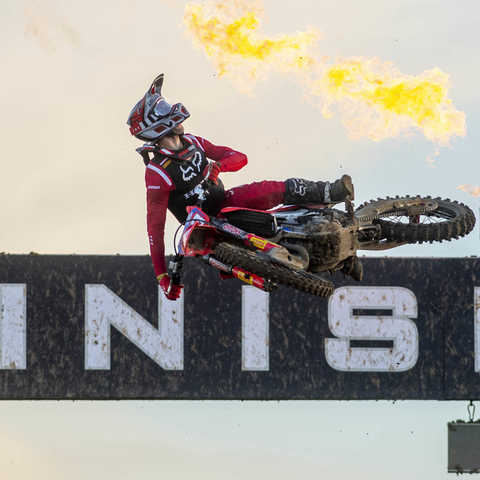 Piloto Honda MXGP no ar na linha de meta.