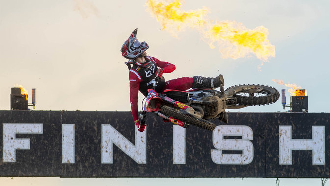 Piloto Honda MXGP no ar na linha de meta.