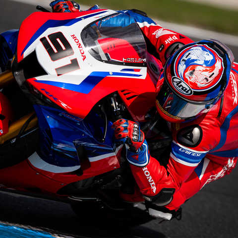 Vista dianteira a três quartos da Honda Fireblade numa corrida WSBK.