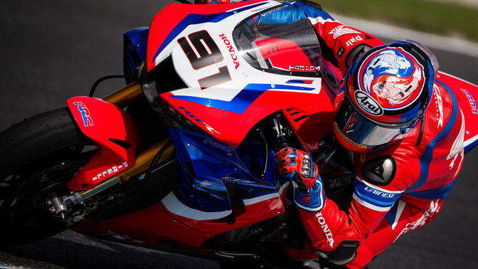 Vista dianteira a três quartos da Honda Fireblade numa corrida WSBK.