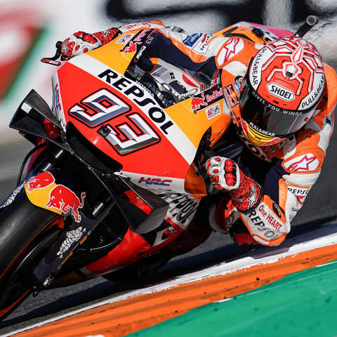 Vista dianteira a três quartos da Honda Fireblade numa corrida MotoGP.