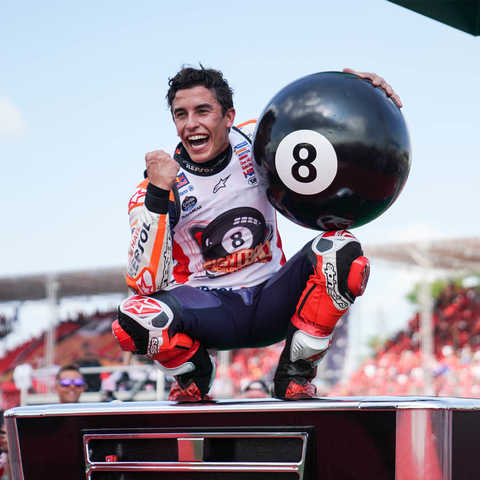 Marc Marquez, piloto Honda MotoGP, a celebrar a vitória na corrida.
