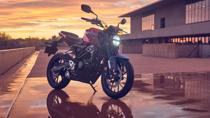 PXC125 em cidade com passageiro